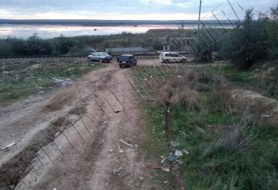 Focuri de armă pentru reținerea a două persoane, aflate ilegal în zona de frontieră